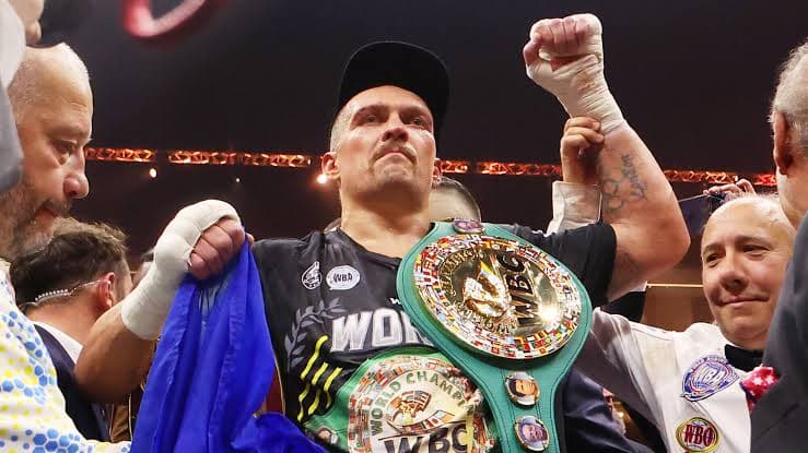 Усик отказался от трех чемпионских поясов